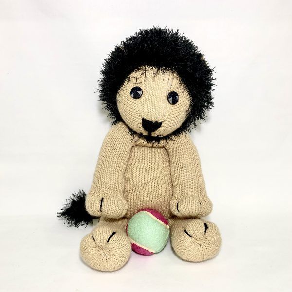 León con su pelota - Hecho a mano